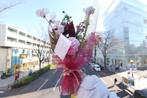 【花と街】NUR flower　クリスマスムードと春の花をミックスしたニュアンスカラーブーケ