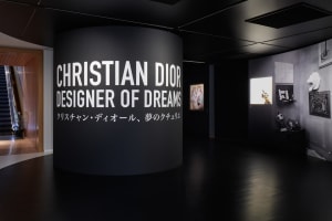 クリスチャン・ディオール、夢のクチュリエ展評：現代ファッションはクリスチャン・ディオールの理念上にある