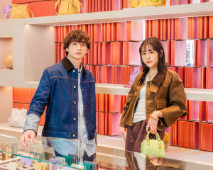 小関裕太と松井愛莉がリニューアルオープンした「ロエベ名古屋」に来店　先行発売のバッグも