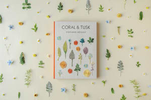 米刺繍ブランド「コーラル・アンド・ タスク」初の書籍が発売、ガーデン柄を刺繍した表紙を採用