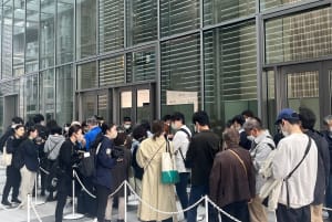 「東京ミッドタウン八重洲」グランドオープンに約500人が列　CFCL限定カラーを目当てに並ぶ客も
