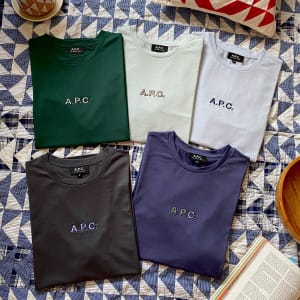 「A.P.C.」定番ロゴTシャツから路面店限定カラーが登場　全5色展開