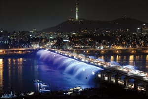 【ライブ】ルイ・ヴィトンがソウルの潜水橋でショーを開催　舞台美術はイカゲームの監督