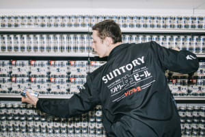 ソフが「サントリー生ビール」ヴィジュアルを担当　スタッフユニフォームも制作