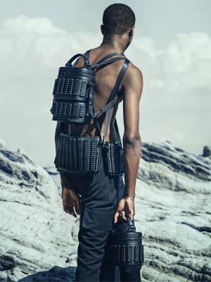 航海士からデザイナーに、工業デザインへのリスペクトを持って銃器のパーツでバッグを作る新ブランド「ガンイカワ」