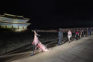 伝統と文化のハイブリッド 「グッチ」が韓国ソウルで壮大なショー開催