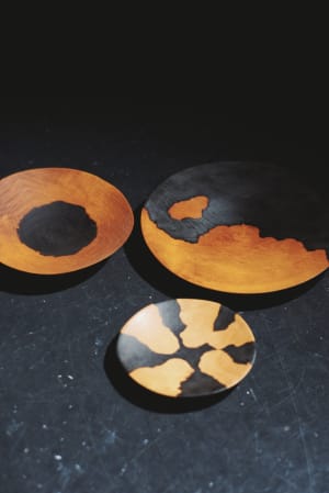 韓国の工芸家 パク・ホングが日本初個展を開催、独自の炭化技法を用いて木の表面に文様を表現