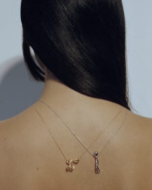 シャルロット シェネ×エムエムパリス、26種類のイニシャルネックレスを発売