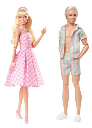 実写版「バービー」のキャラクターが人形に、ピンクのギンガムチェックドレス姿のバービーが登場