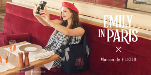 メゾン ド フルールが「エミリー、パリへ行く」とコラボ　タイトルロゴを使用したバッグなど5型