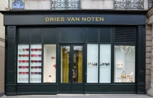 「ドリス ヴァン ノッテン」がフレグランス、ビューティ、アクセサリー専用ブティックをパリにオープン