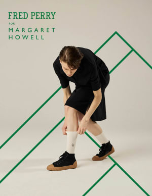 マーガレット・ハウエル×フレッドペリー、ローレルリースロゴ刺繍のスポーツウェアコレクションを発売