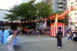 「青山盆踊り大会」が4年ぶりに開催、来場特典に団扇と手拭いを配布