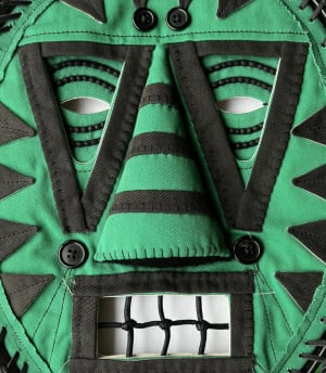 シューズを使って製作したマスクを展示、村山伸がエンダースキーマのギャラリーで展覧会を開催