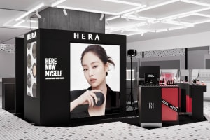 韓国コスメ「ヘラ」が日本初ポップストアを渋谷にオープン　ジェニーのフォトカードなど購入特典も