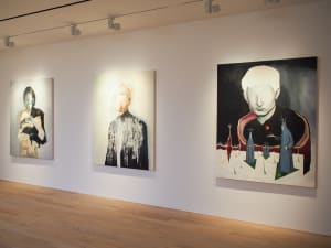 アンダーカバー高橋盾による初の個展内部が公開、目を塗り潰した油絵「肖像画シリーズ」を披露