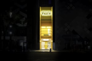 オニツカタイガーが世界初、新ライン「イエローコレクション」のストアを銀座にオープン