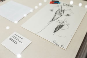 「クロエ byカール・ラガーフェルド展」が開催、メットガラに登場したドレスの展示も