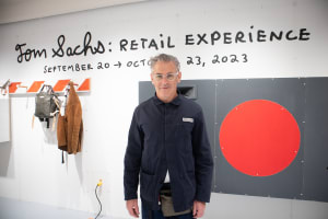 トム・サックスが来日、“消費主義の大聖堂”と評価する伊勢丹新宿店での展覧会開催を記念して