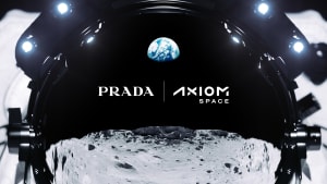 プラダが「アクシオム・スペース」と宇宙服を共同開発、世界初の女性宇宙飛行士の月面着陸計画に向けて