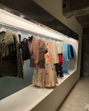 服と花の複合店「フェアンヴェー_ドゥフト」が世田谷にオープン、下北沢の旧カルマ店主が運営