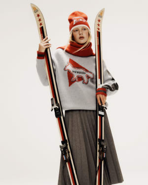 アンドワンダーと「メゾン キツネ」のコラボ第2弾、ノスタルジックなスキーウェアを現代的に表現