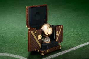 ルイ・ヴィトン、サッカー界の年間最優秀選手に贈呈されるバロンドールのトロフィー・ケース制作