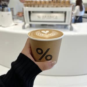 京都発のコーヒー店「% ARABICA」が東京初出店、麻布台ヒルズ内に2店舗同時オープン