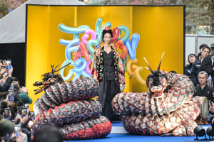 冨永愛が大蛇を引き連れ登場、東京都が日本の伝統文化とファッションを融合したショーを銀座で開催