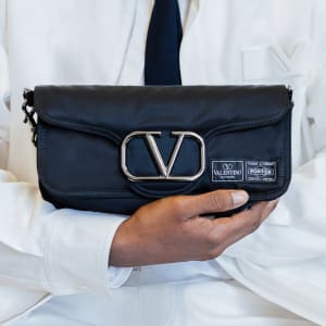 ヴァレンティノ ガラヴァーニが「ポーター」とコラボ、両ブランドのアイコンや伝統を融合したバッグ6型を発売
