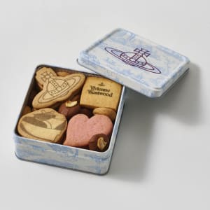 ヴィヴィアン・ウエストウッド×サダハル・アオキ　バレンタイン限定のクッキー缶を発売
