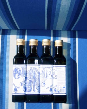 A.P.C.が2度目となるオリーブオイルを発売、ガラスボトルにブルーのオリジナルラベルを採用
