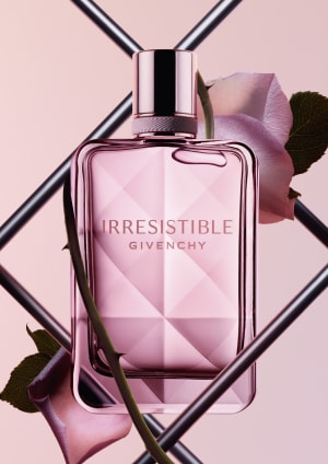ジバンシイ「イレジスティブル」から新作香水が登場　”抗うことのできない”ローズのフェミニンな香り