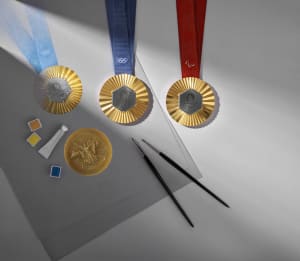 ショーメがパリオリンピックのメダルを制作、「光の都」パリを表現