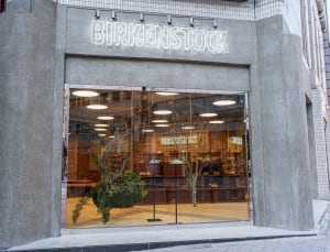 「ビルケンシュトック」が新宿に新コンセプトストア出店、ダイケイミルズがデザイン