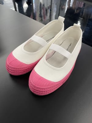 コム デ ギャルソン ガールとノベスタがコラボ、ピンクの"上履き"発売