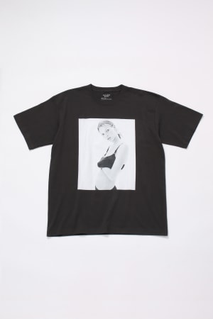 ケイト・モスのプリントTシャツが発売　デイビッド・シムズによる広告写真を採用