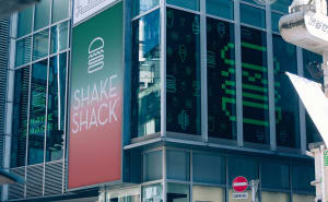 「シェイク シャック」が渋谷に新店をオープン　全長18mの壁面アートが店内に