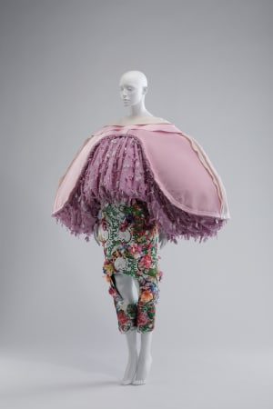 シャネルや川久保玲の作品を展示、京都国立近代美術館で「LOVE ファッション─私を着がえるとき」開催