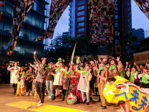 「アートナイト2014」コアタイム開始 六本木の街にパレード出発