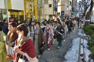 着物姿120人が神戸の港町を闊歩する「合同きもの日和」開催