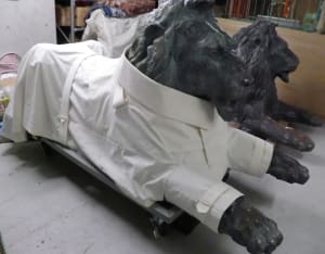 三越ライオン像がコート着用 三陽商会が制作