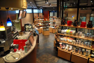 タリーズ×伊東屋、文房具併設カフェが京急横浜駅ホームにオープン
