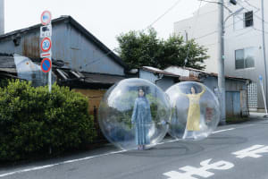 FASHION STORY: 映画「Daughters」主演 三吉彩花×阿部純子、透明な球体に入った二人が語る「新しい日常」とは？