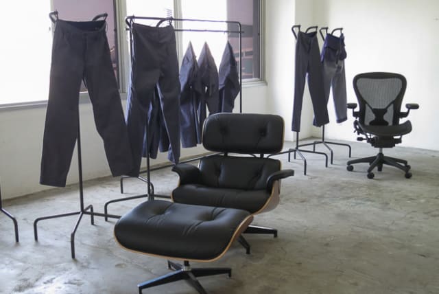 「TEÄTORA」ワークチェアパンツ Image by Fashionsnap.com