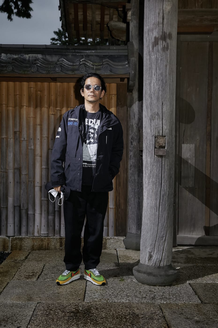 サカイが日本でコレクションショー開催 雨の江之浦測候所がランウェイに
